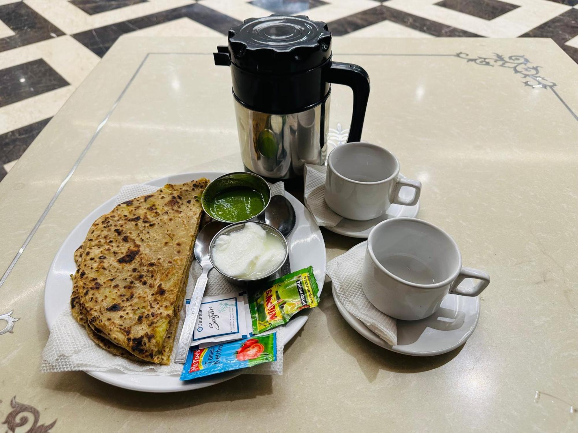Chowdhry Tourist Lodge - New Delhi Railway Station - 2 Minutes Walk Экстерьер фото