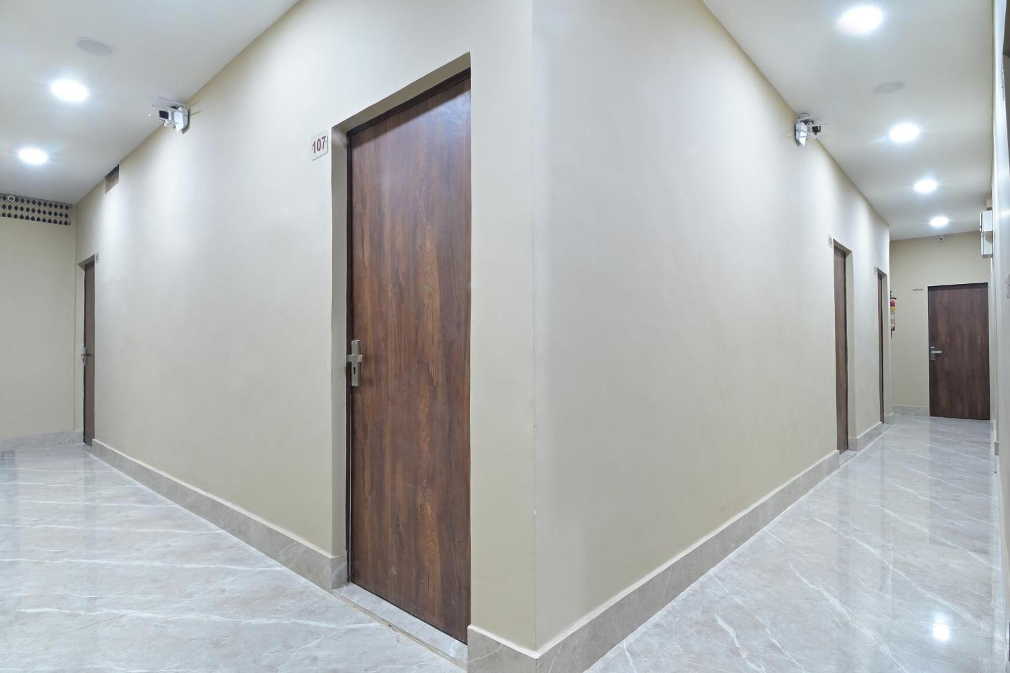 Chowdhry Tourist Lodge - New Delhi Railway Station - 2 Minutes Walk Экстерьер фото