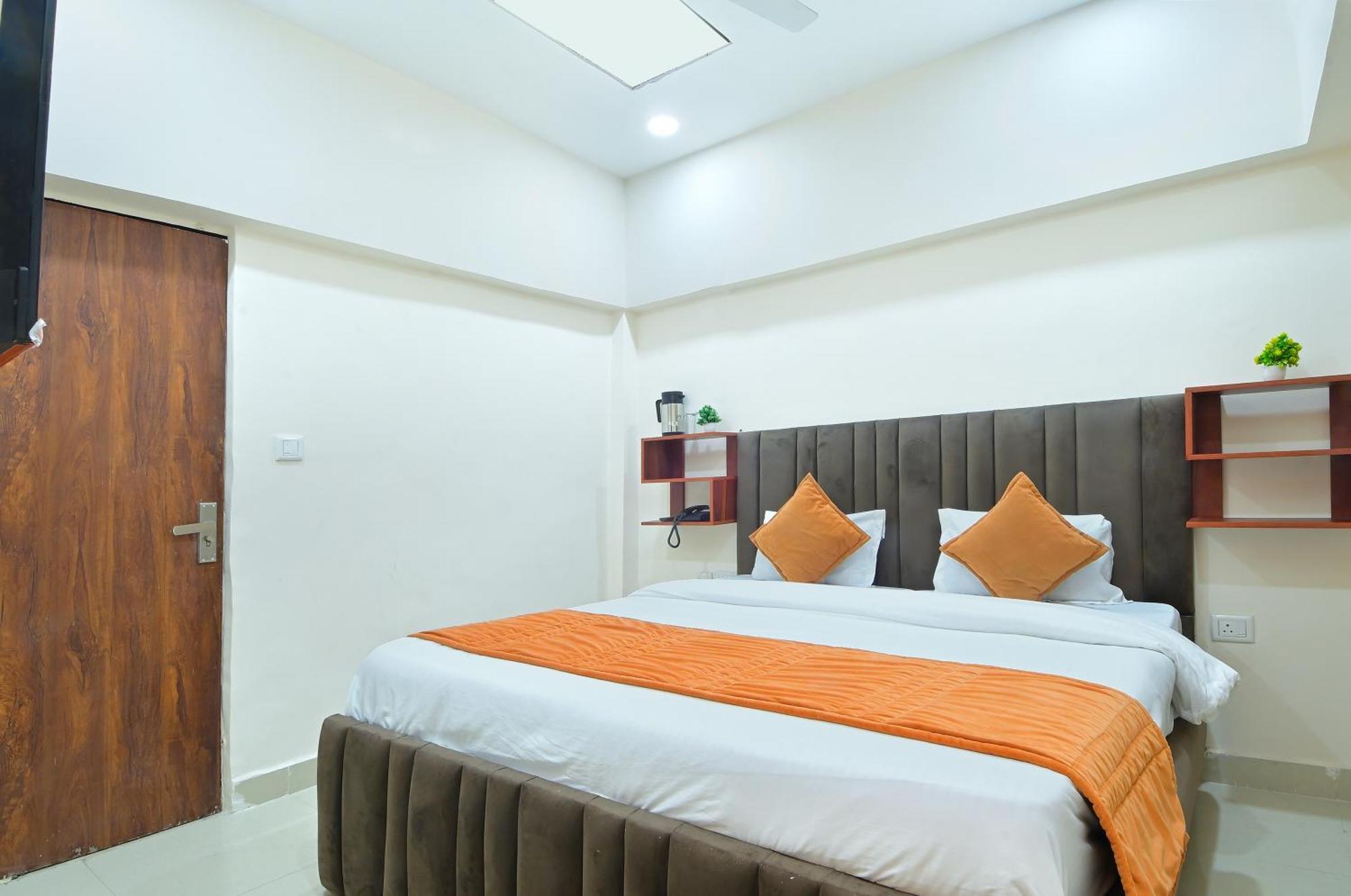 Chowdhry Tourist Lodge - New Delhi Railway Station - 2 Minutes Walk Экстерьер фото
