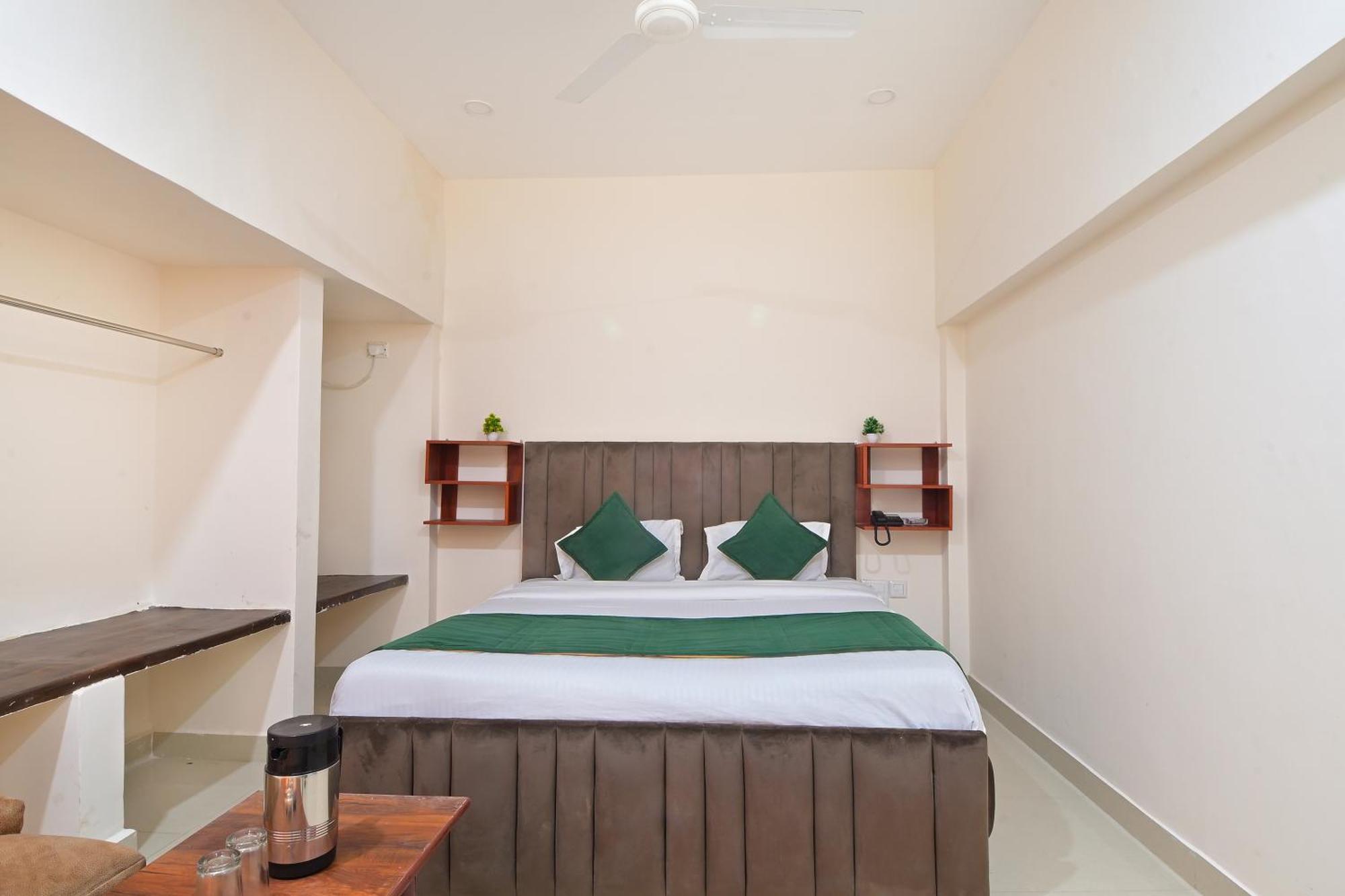 Chowdhry Tourist Lodge - New Delhi Railway Station - 2 Minutes Walk Экстерьер фото