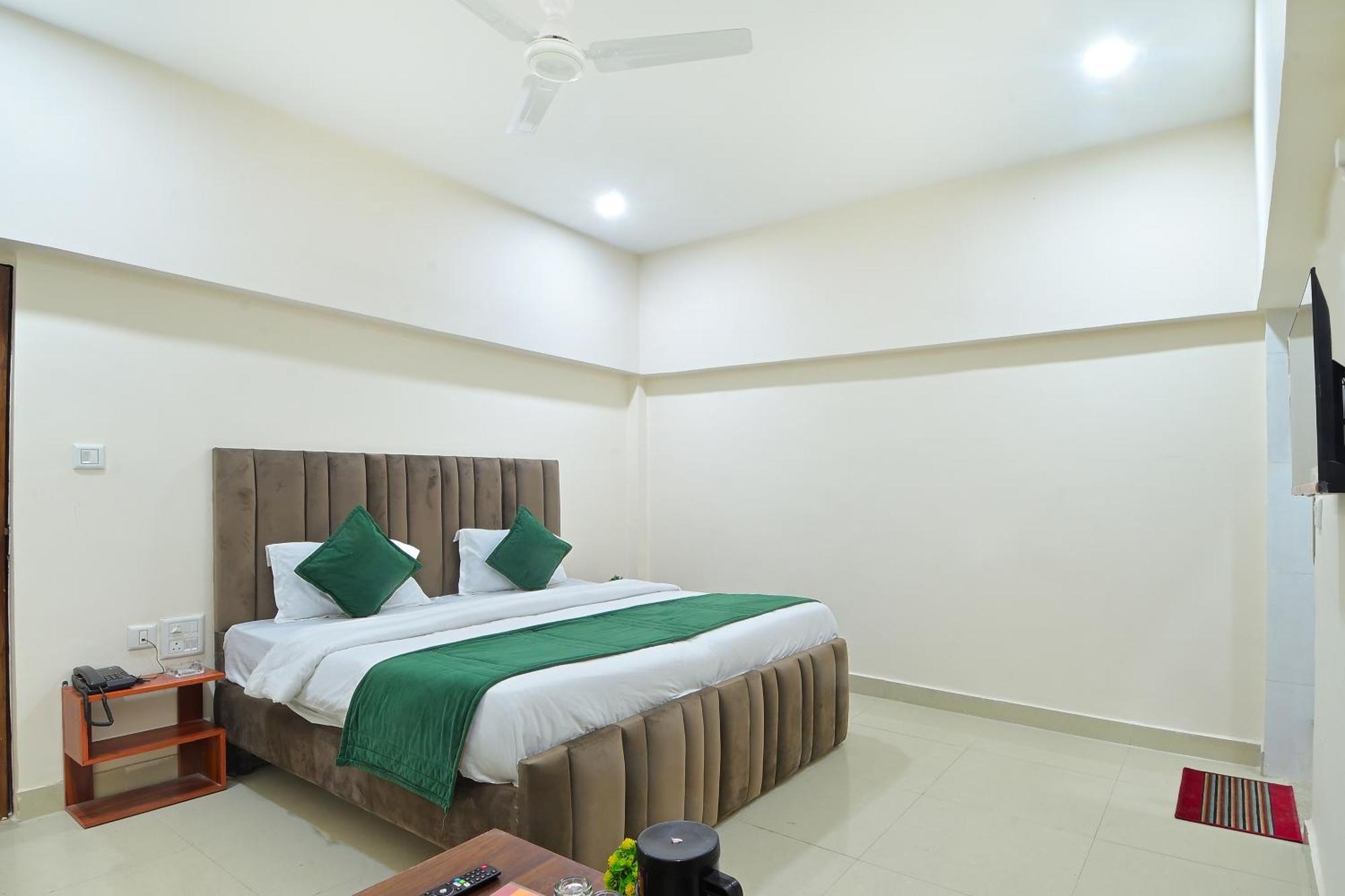 Chowdhry Tourist Lodge - New Delhi Railway Station - 2 Minutes Walk Экстерьер фото